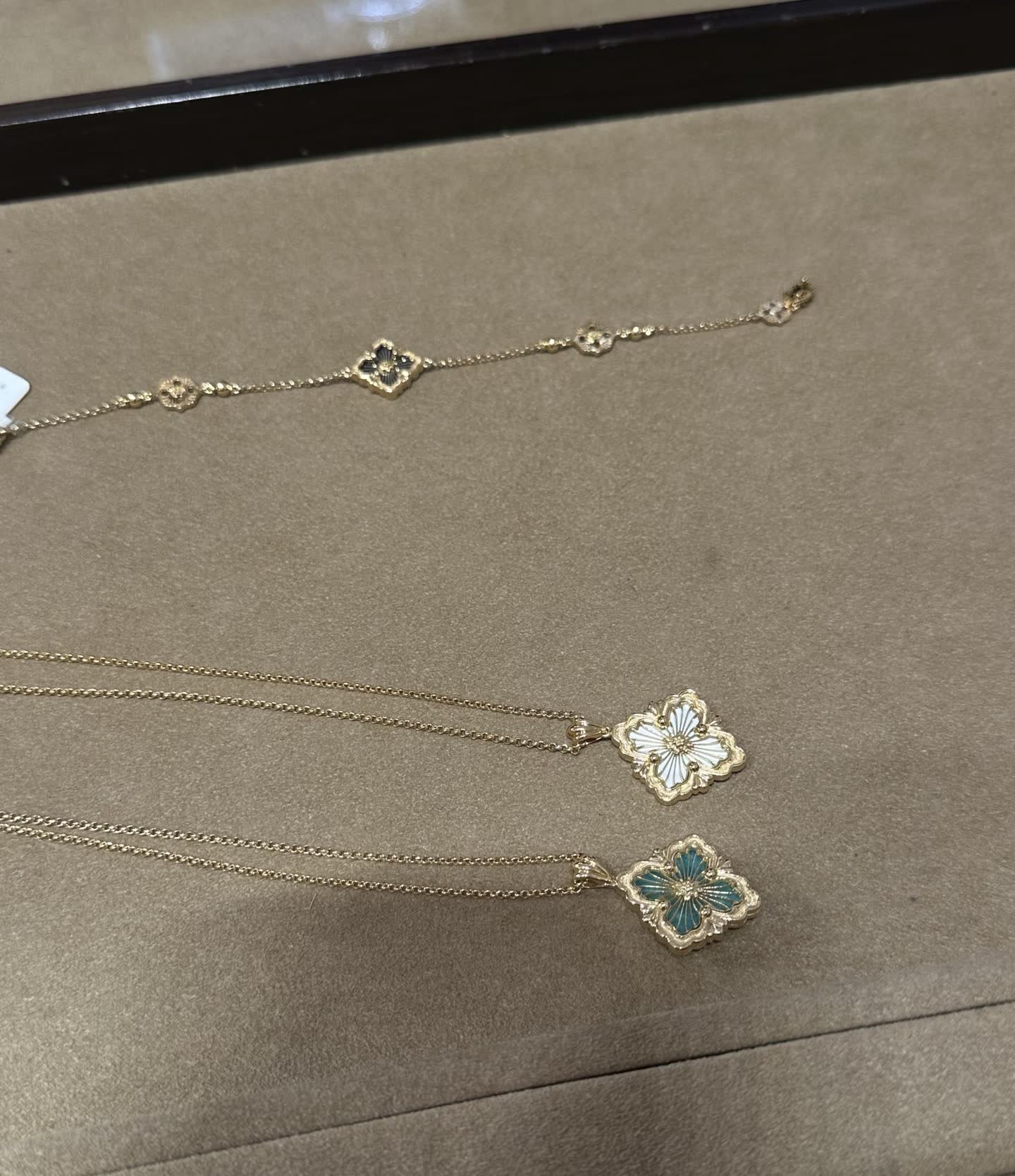 Van Cleef & Arpels Elegant Gold Flower Pendant Necklace